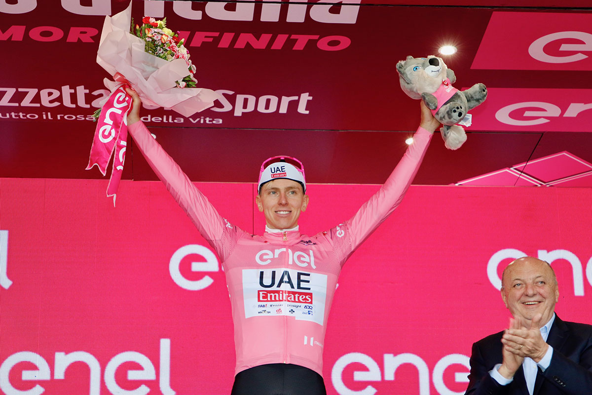 Tadej Pogacar in Rosa sul podio di Oropa - credit Photobicicailotto