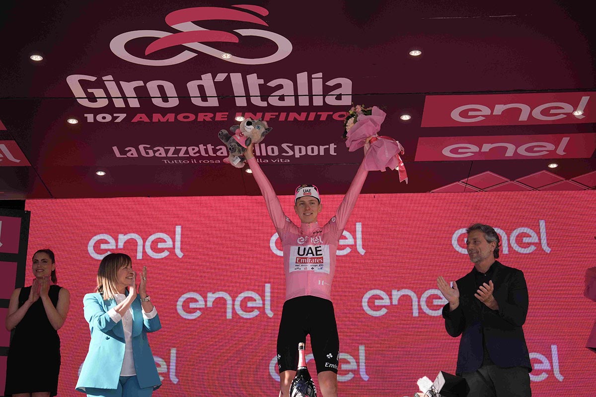 Tadej Pogacar in maglia rosa a Perugia (foto La Presse)