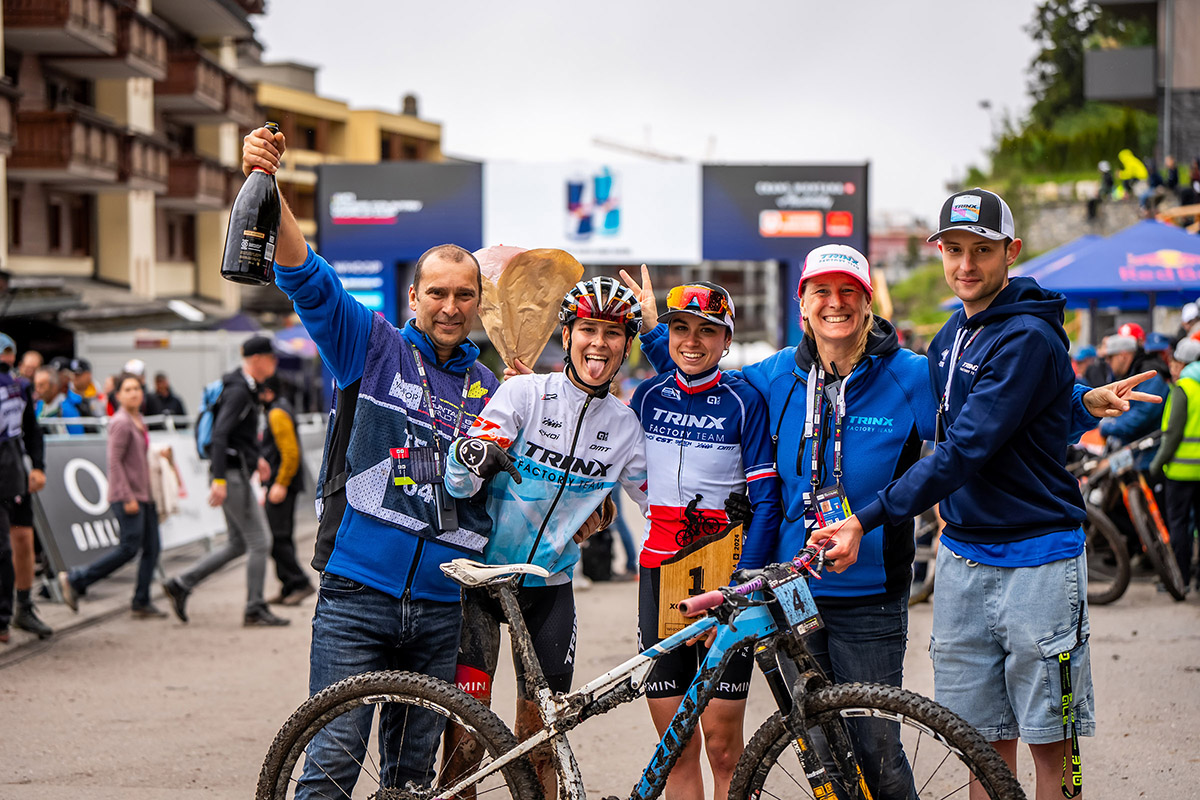 La festa del Trinx Factory Team dopo la vittoria a Crans-Montana - credit Maxime Schmid