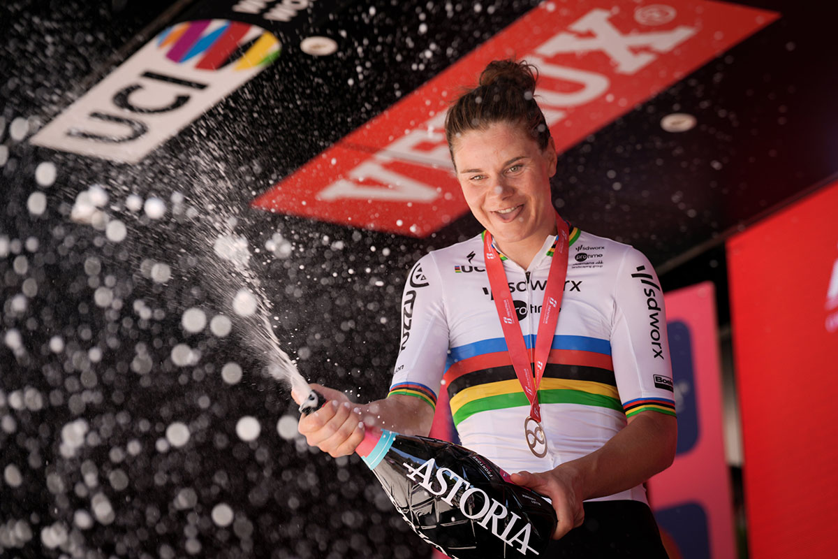 Lotte Kopecky sul podio di Foligno - credit LaPresse