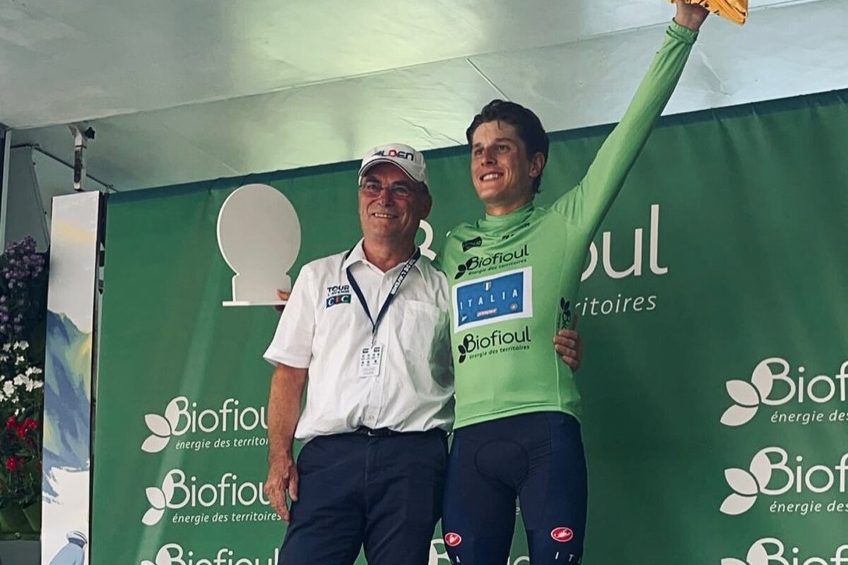 Florian Kajamini, sul podio del Tour de l'Avenir con la maglia verde della classifica a punti