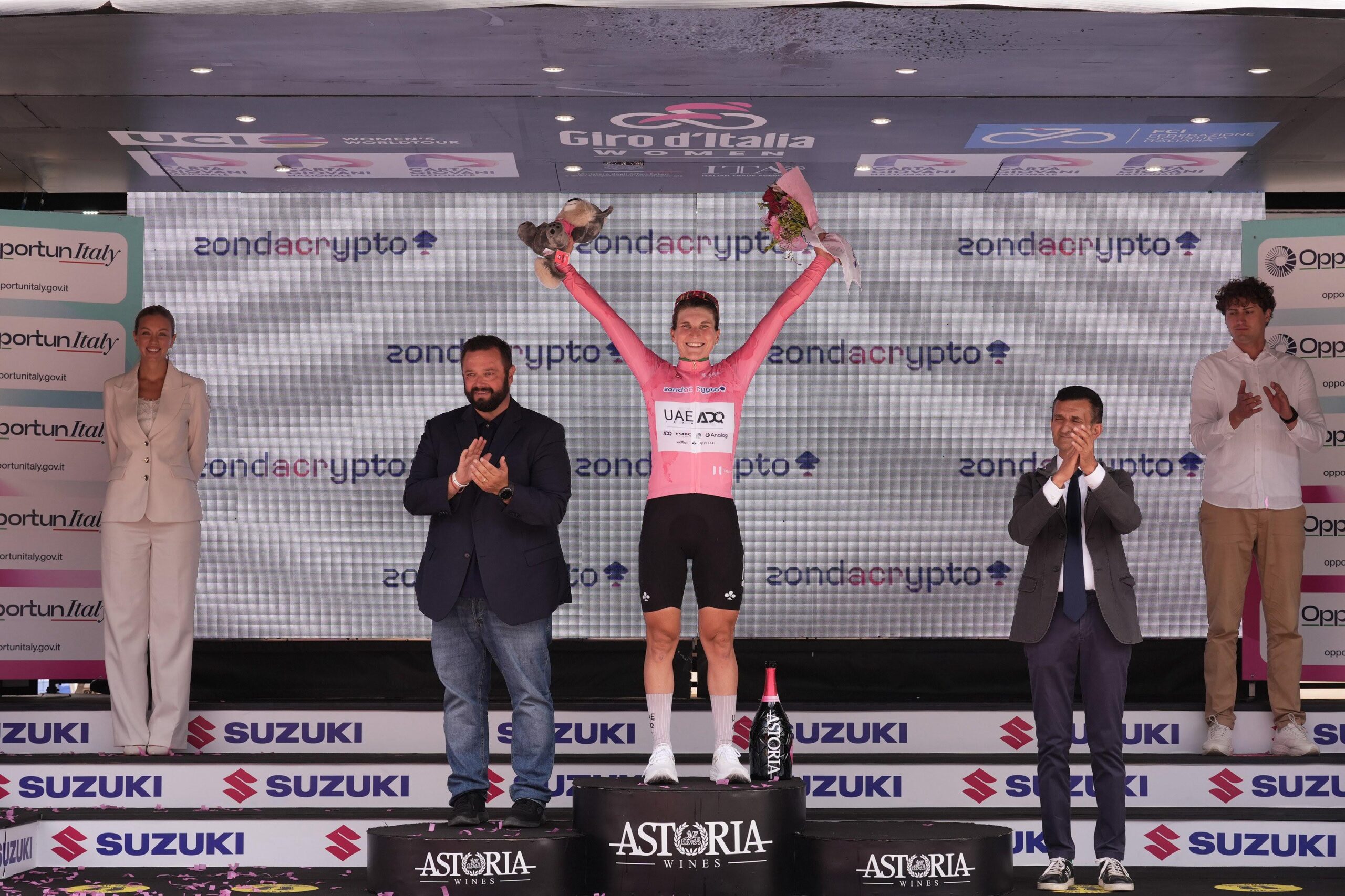 Elisa Longo Borghini indossa la Maglia Rosa - foto LaPresse