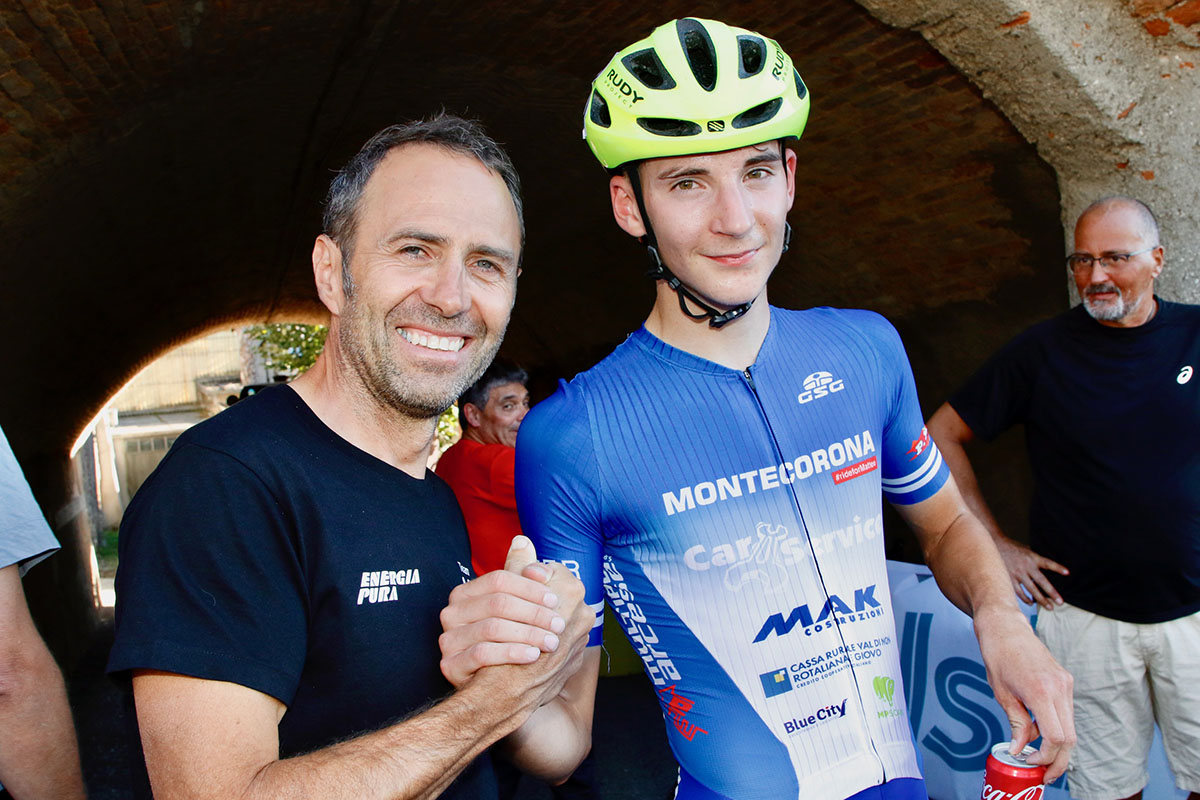 Il vincitore Fabio Segata con il presidente dell'Us Montecorona, l'ex pro Gilberto Simoni (foto Photobicicailotto)