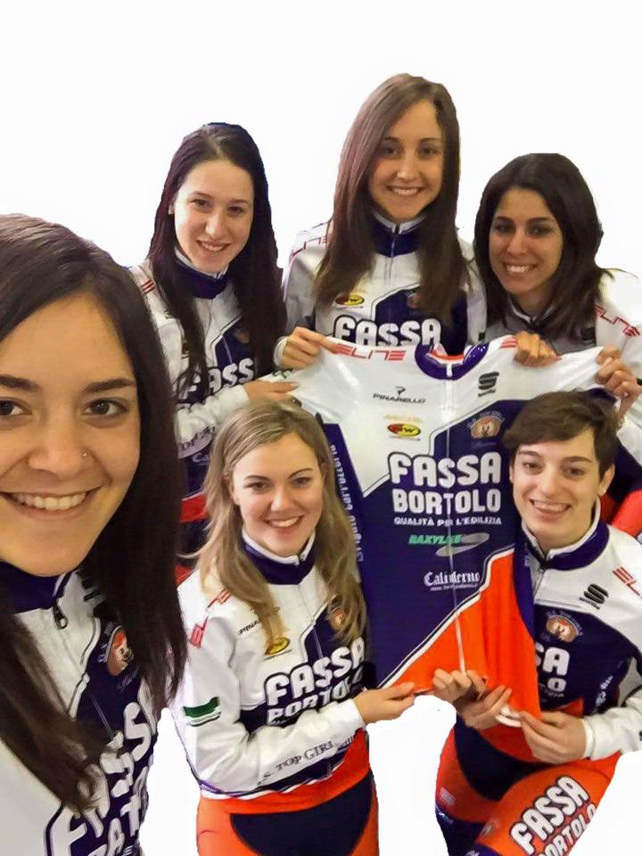 Le ragazze della Top Girls Fassa Bortolo con la nuova divisa