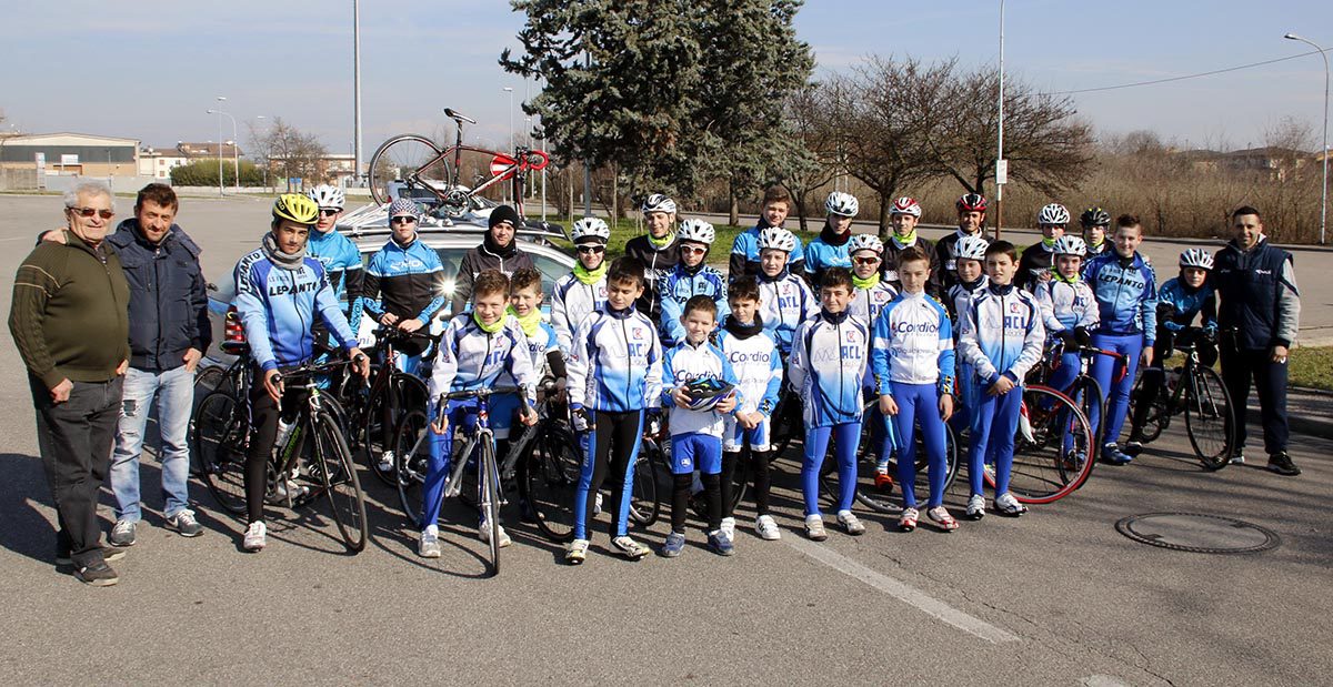 La formazione dell'Ekoi Petrucci 2016 al gran completo (foto Photobicicailotto)