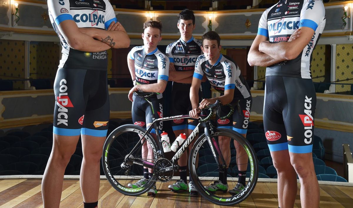 I ragazzi del Team Colpack con una delle nuove bici Merida