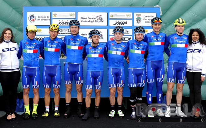 La squadra azzurra domenica scorsa al Gp Costa degli Etruschi (foto Rodella)