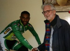 Amine Galdoune con il presidente dell'UCI Brian Cookson