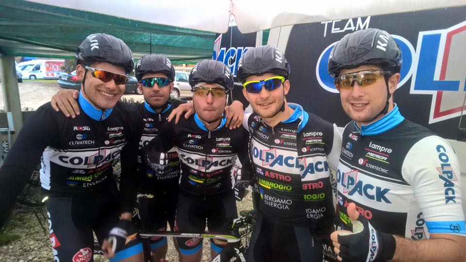 Filippo Ganna festeggiato dai compagni del Team Colpack