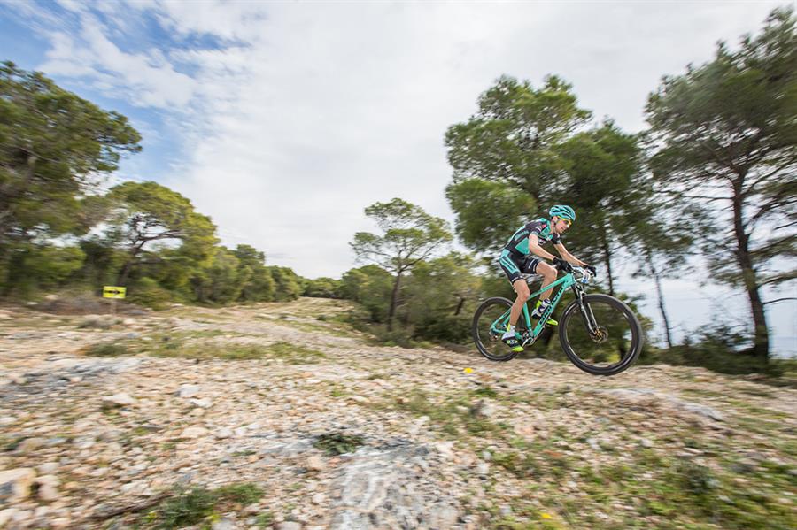 Stephane Tempier (Bianchi Countervail) sesto alla Hellas - Salamina Island MTB Stage