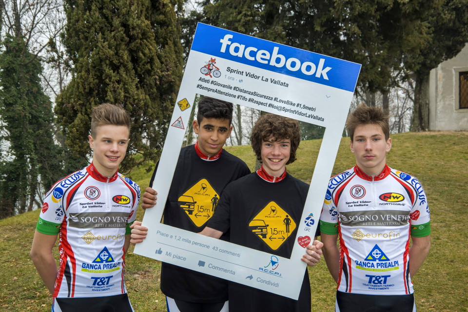 Alcuni ragazzi che hanno aderito all'iniziativa #tifacierispettaci