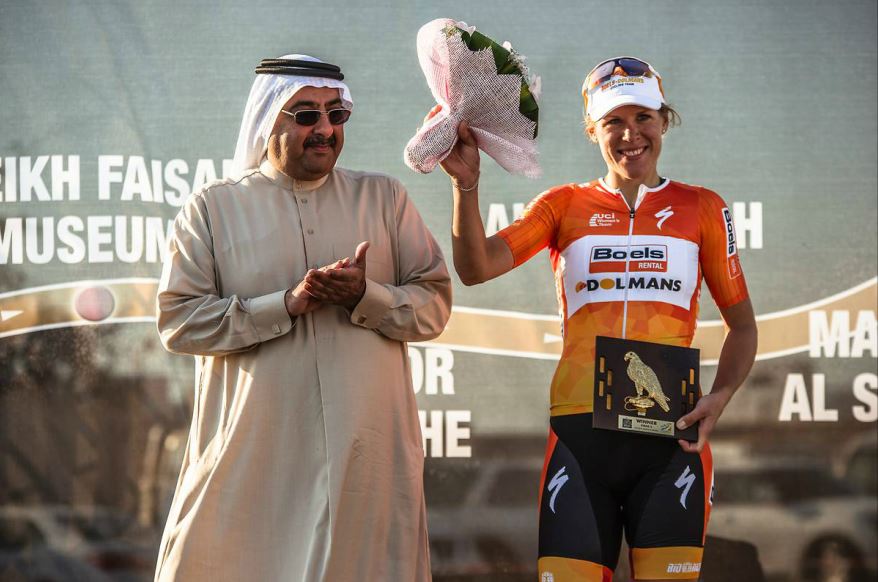 Ellen Van Dijk sul podio della terza tappa del Ladies Tour of Qatar