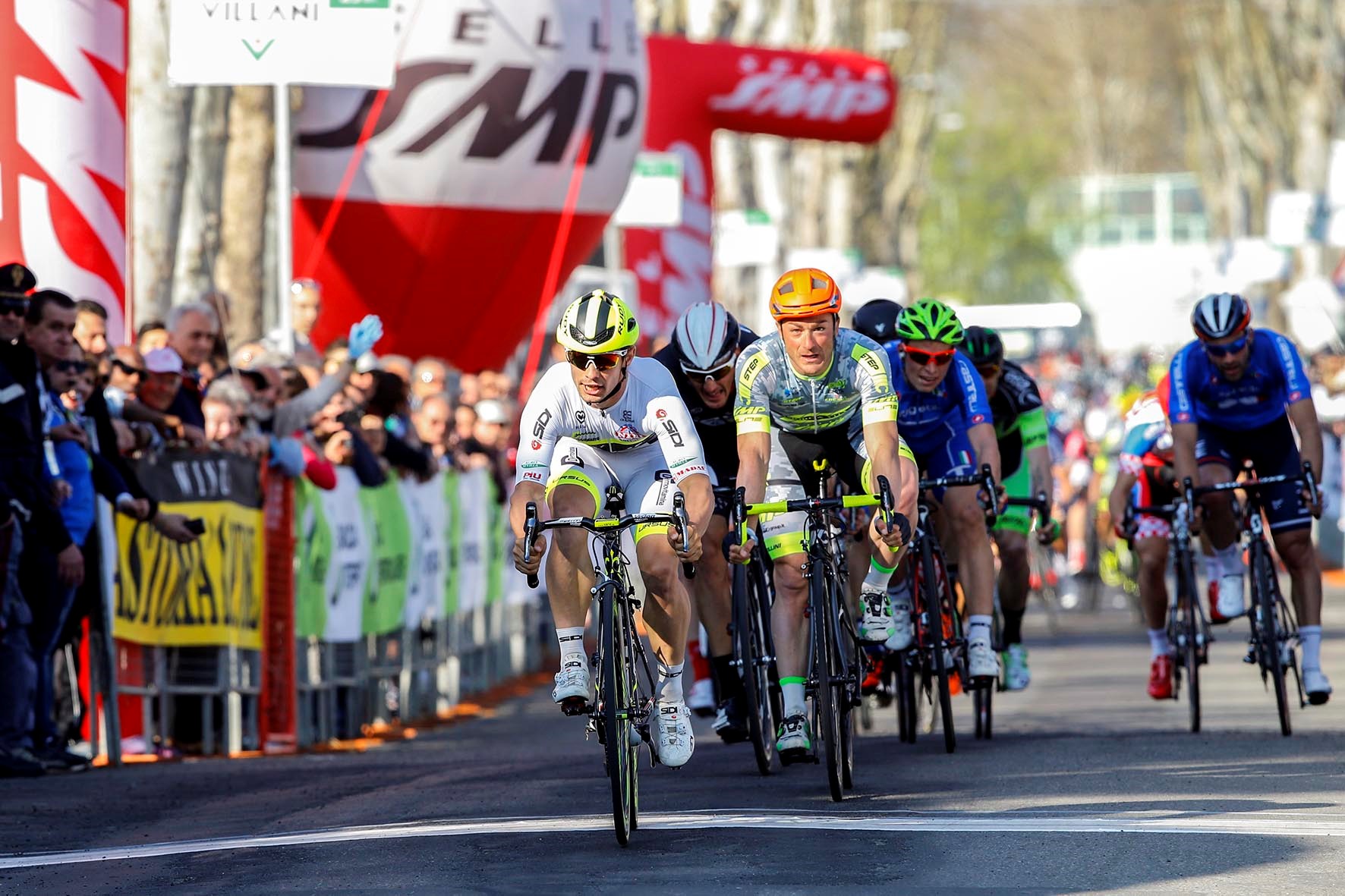 L'arrivo vittorioso di Jakub Mareczko (Southeast) nella terza tappa della Settimana Coppi e Bartali