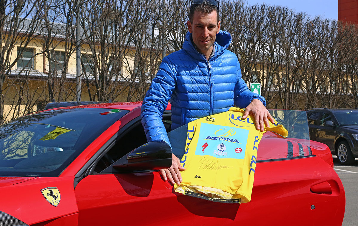 Vincenzo Nibali, la sua maglia gialla e la Ferrari