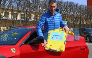 Vincenzo Nibali, la sua maglia gialla e la Ferrari