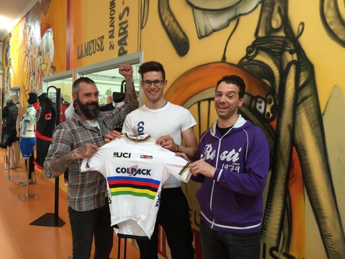 Filippo Ganna con Giovanni e Mauro Alborghetti del maglificio Rosti