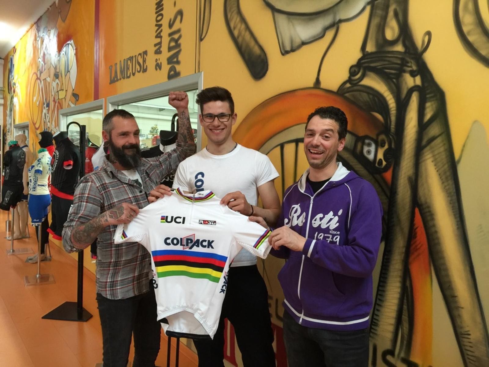 Filippo Ganna con Giovanni e Mauro Alborghetti del maglificio Rosti