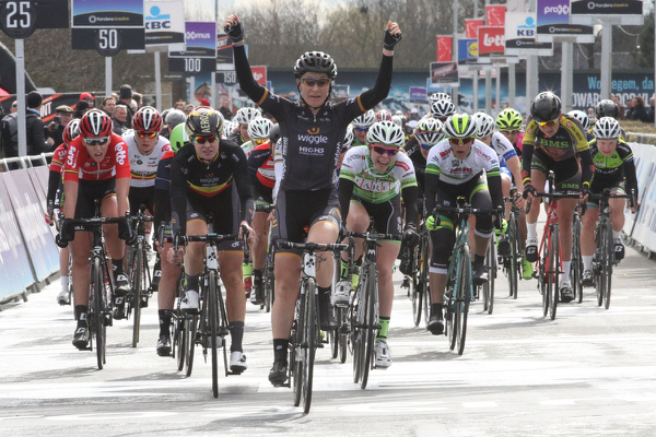 Pieters della Wiggle High5 Pro Cycling vince per il terzo anno consecutivo la Dwars door Vlaanderen