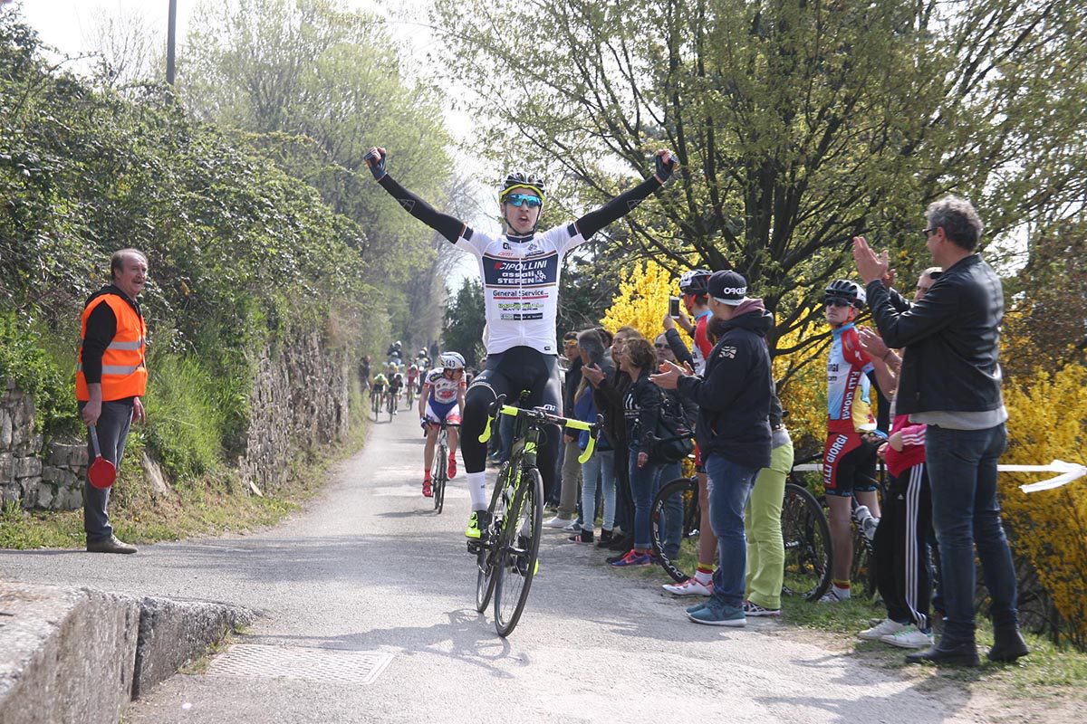 Sebastiano Mantovani (Cipollini Assali Stefen) vince a Gussago (foto Soncini)