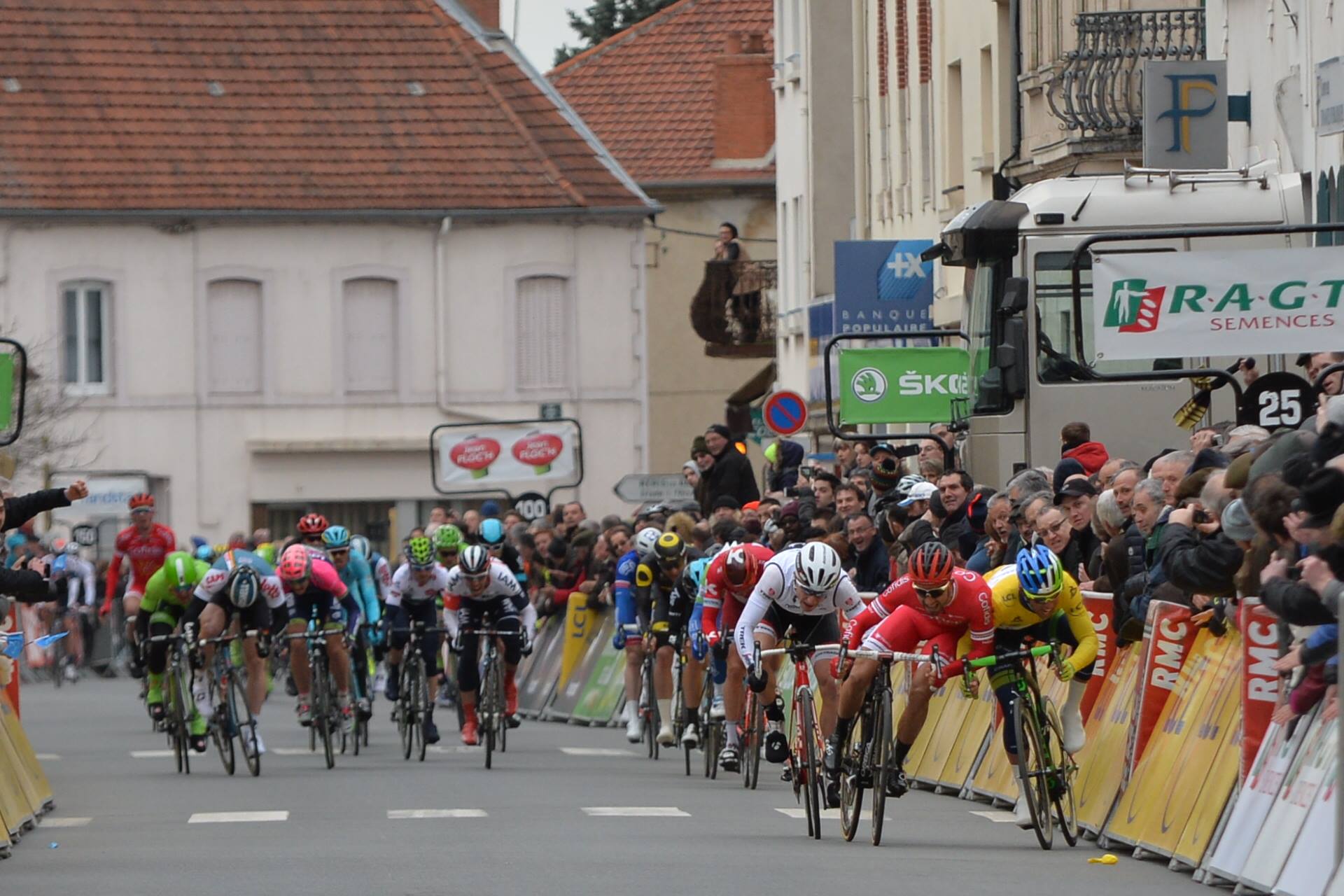 La spallata tra Bouhanni e Matthews costata il declassamento del francese
