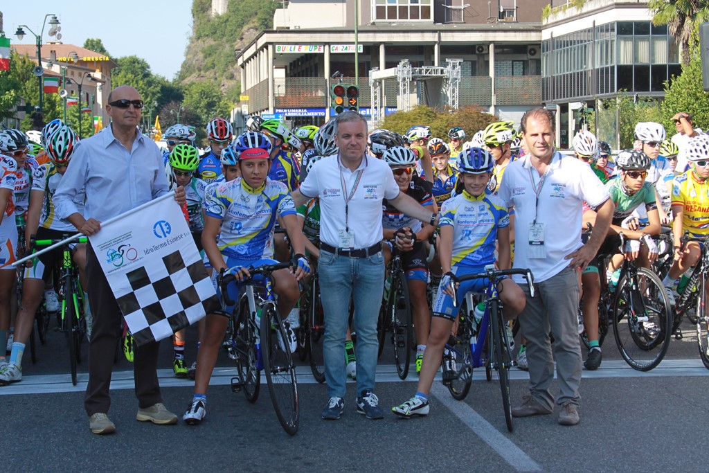 In mezzo il presidente dell'As Boario Ezio Maffi, con il vice presidente FCI Michele Gamba e Fabrizio Bontempi