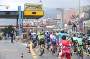 Il gruppo della Milano-Sanremo entra in Autostrada dopo la frana