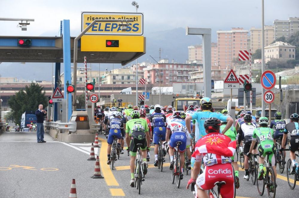 Il gruppo della Milano-Sanremo entra in Autostrada dopo la frana