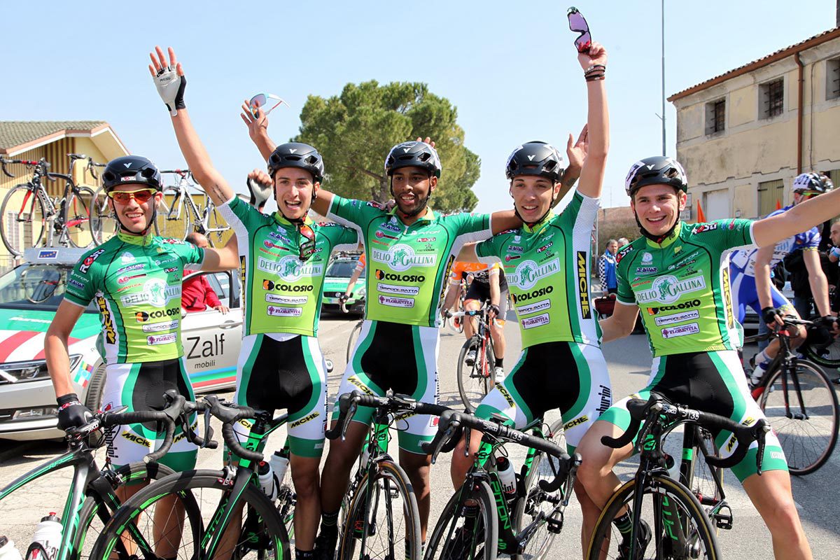 I ragazzi della Delio Gallina festeggiano la vittoria del compagno Ahmed Amine Galdoune