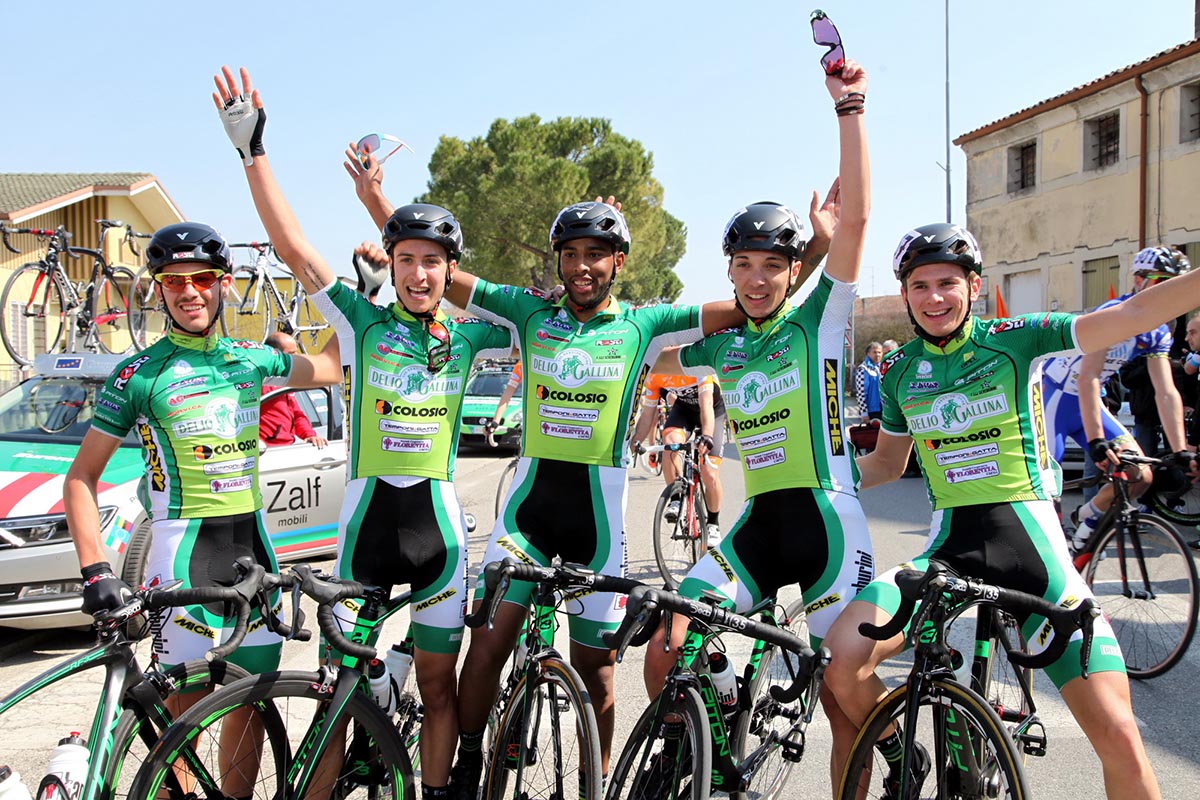 I ragazzi della Delio Gallina festeggiano la vittoria del compagno Ahmed Amine Galdoune