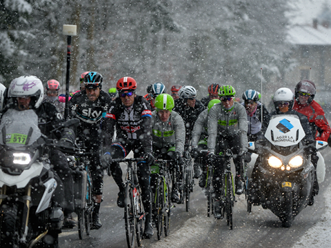 Cade la neve sulla terza tappa della Parigi-Nizza