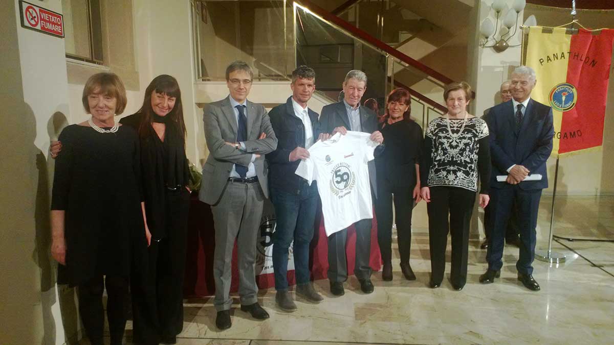 Il momento della premiazione di Gimondi e Savoldelli