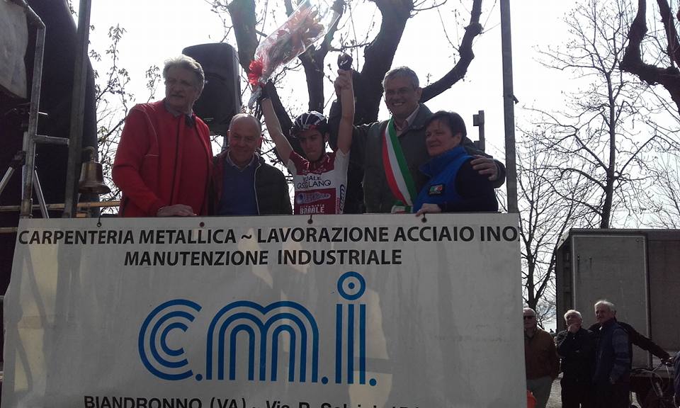 Samuele Rubino (Pedale Ossolano) vincitore della Varese-Angera 2016, sul podio
