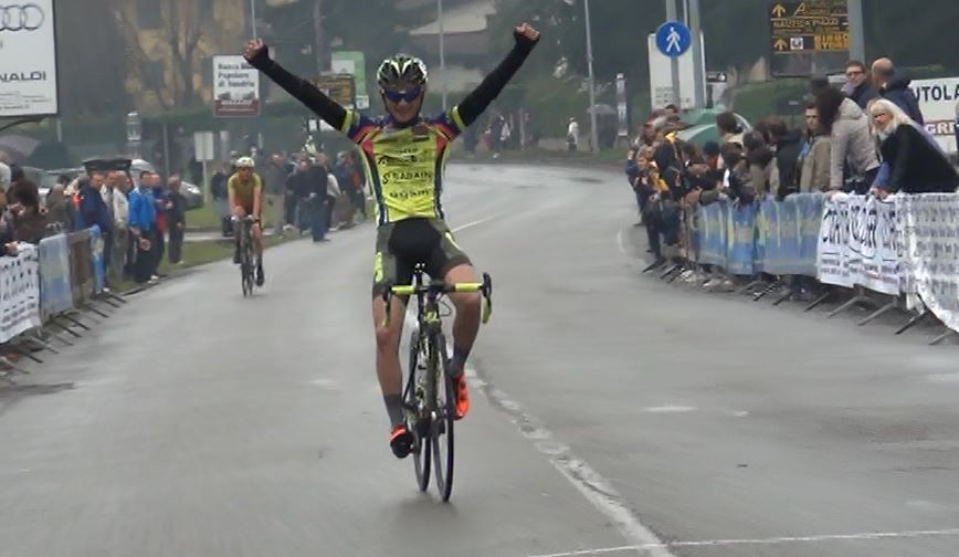 Samuele Carpene (Off. Alberti Uc Val d'Illasi) vince sul traguardo di Albano
