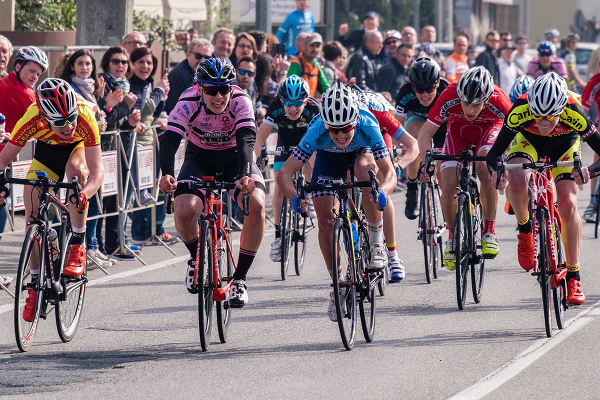 La volata vincente di Davide Persico (Valseriana Albino) sul traguardo di Seriate