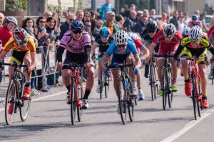 La volata vincente di Davide Persico (Valseriana Albino) sul traguardo di Seriate