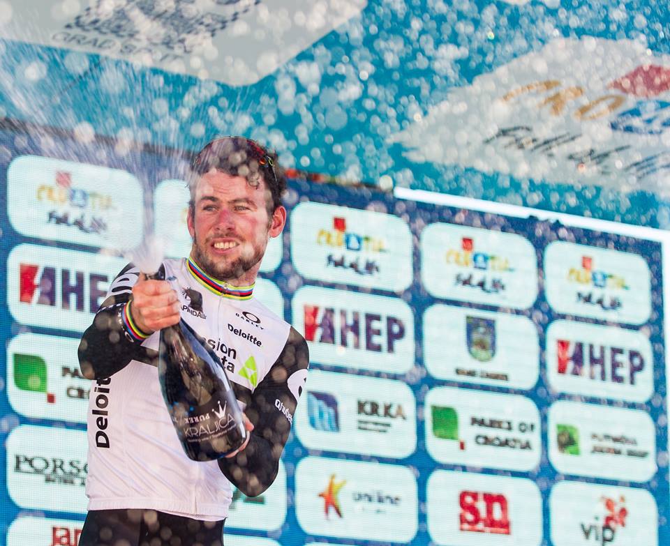 Mark Cavendish festeggia sul podio della seconda tappa del Giro di Croazia