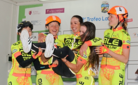 Marta Bastianelli festeggiata dalle compagne di squadra della Alé Cipollini