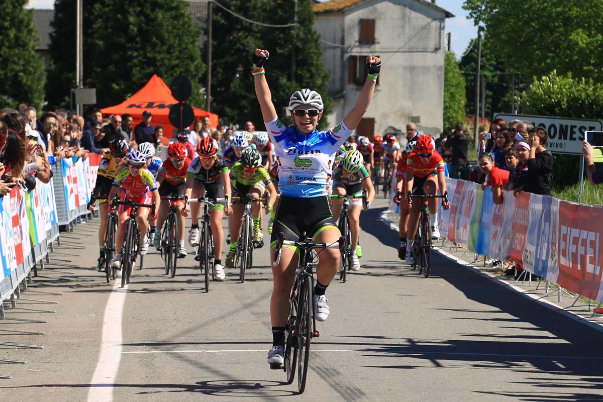 Sara Fiorin anticipa il gruppo sul traguardo di Bianconese