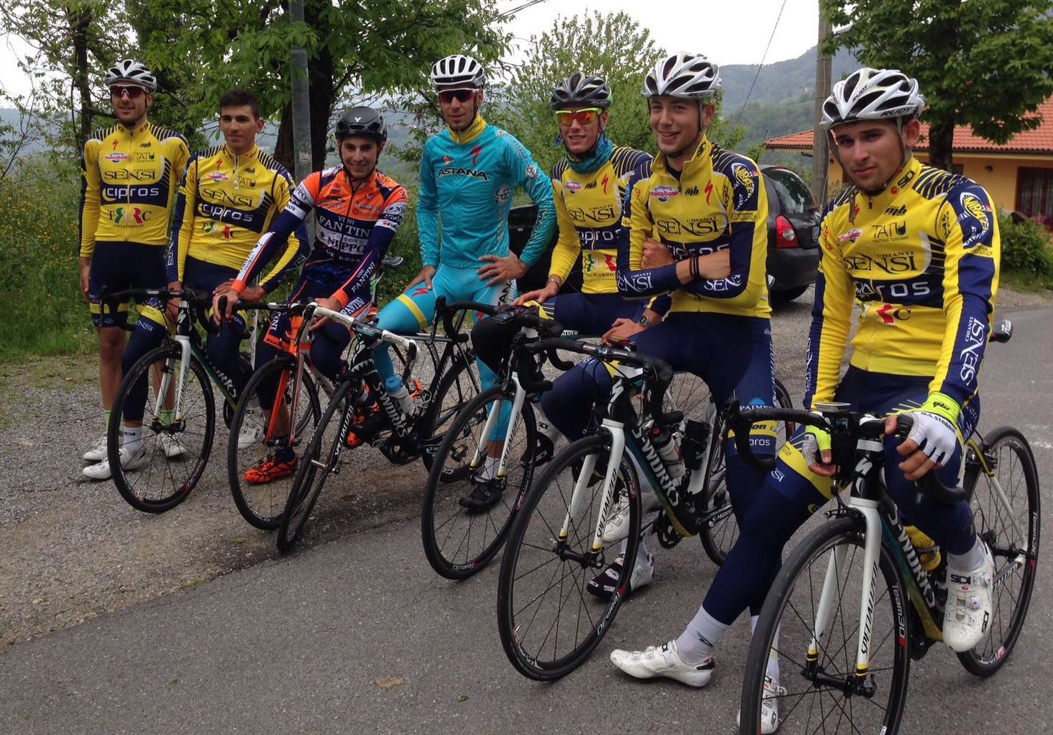 Vincenzo Nibali con il fratello Antonio ed i ragazzi della Mastromarco