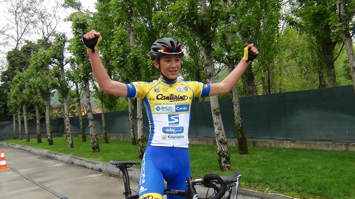 Andrea Bagioli festeggia la terza vittoria della stagione