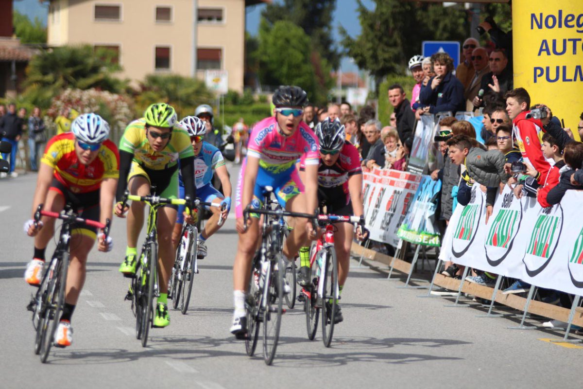 Pietro Dissegna (Postumia) vince l'incerta volata delle Strade Bianche a Tezze sul Brenta
