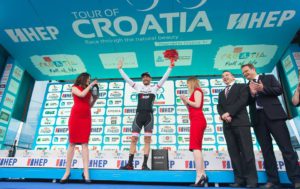 Giacomo Nizzolo sul podio della prima tappa del Giro di Croazia