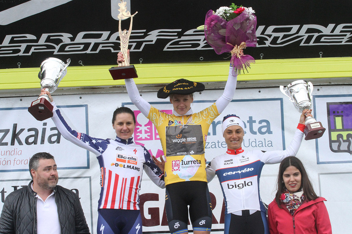Il podio finale della Euskal Emakumeen Bira 2016 vinta da Emma Johansson