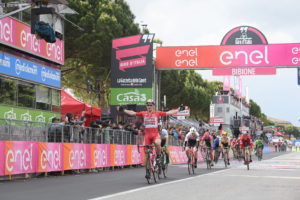 André Greipel vince la sua terza volata al Giro 2016 sul traguardo di Bibione