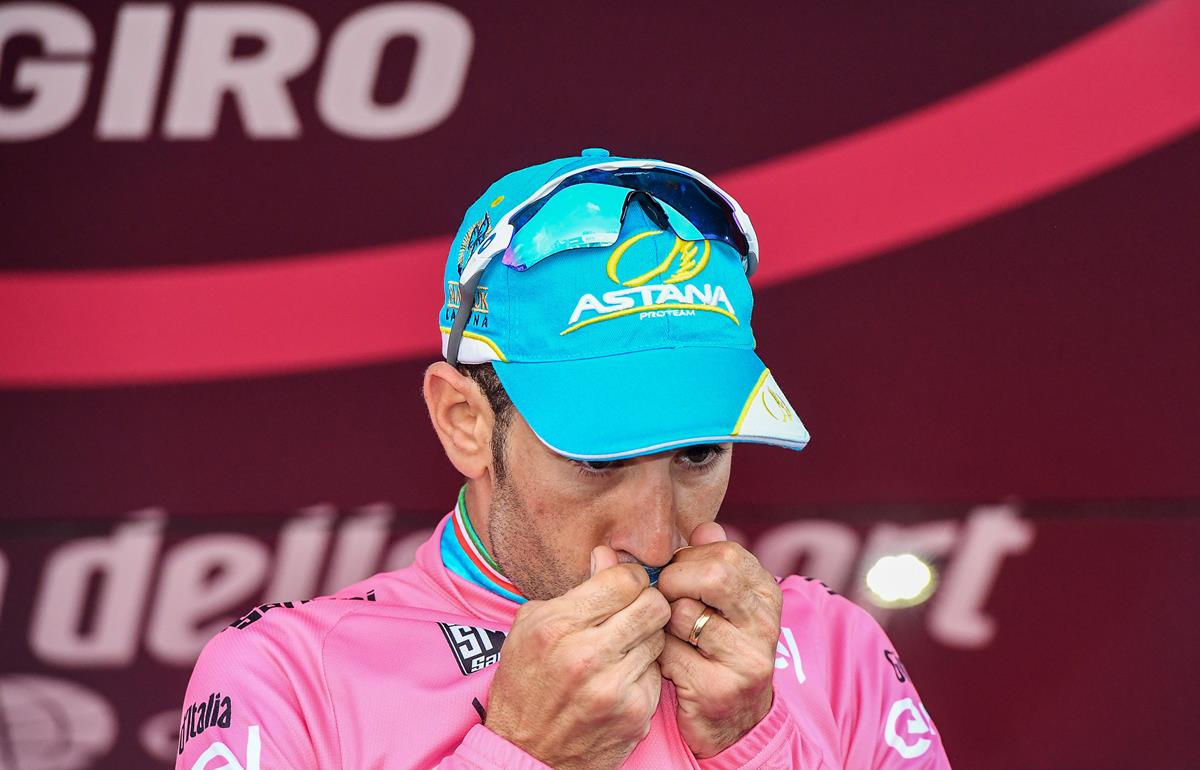 Vincenzo Nibali bacia la maglia rosa