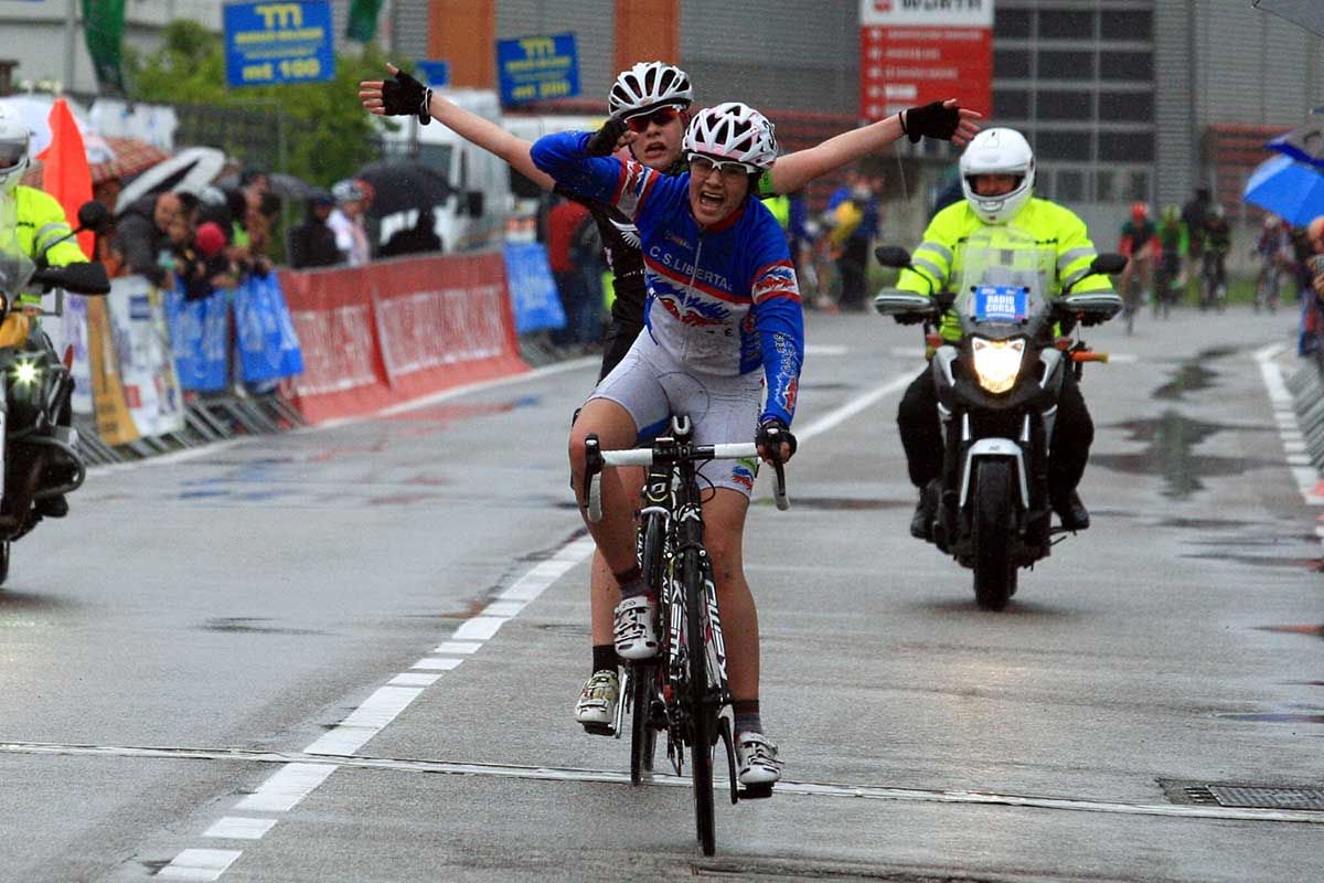 L'arrivo della gara Donne Esordienti di Egna