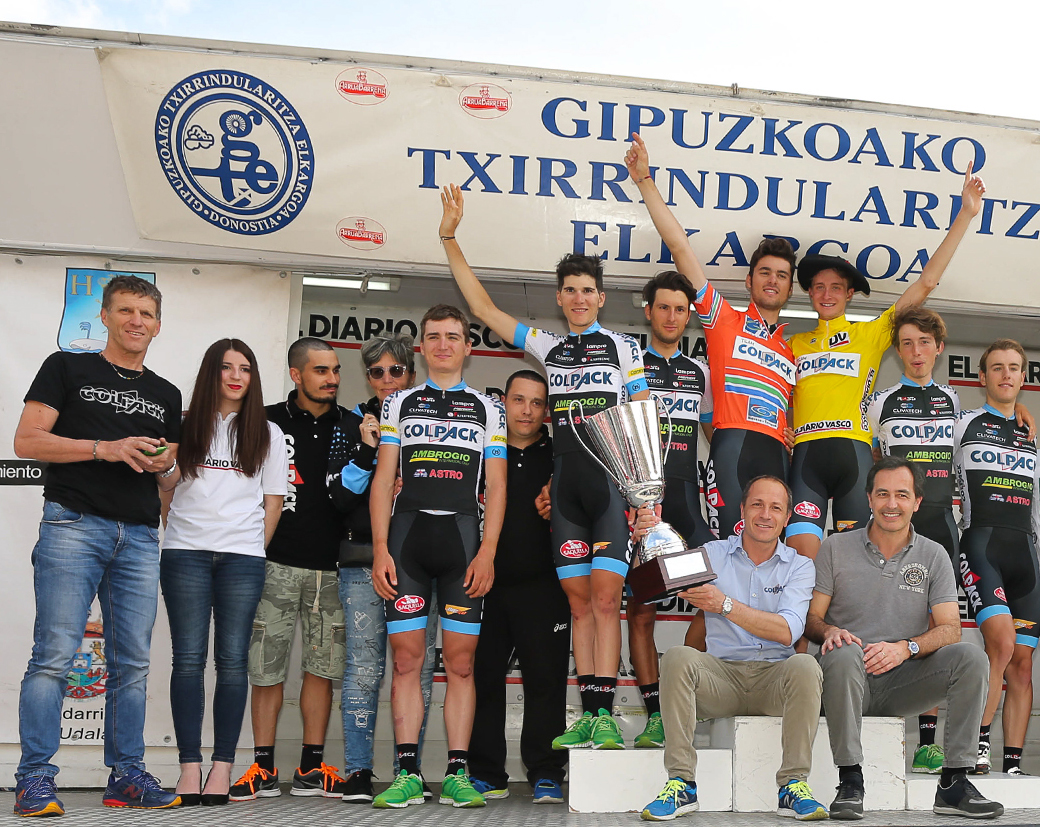 Festa finale del Team Colpack alla Vuelta al Bidasoa