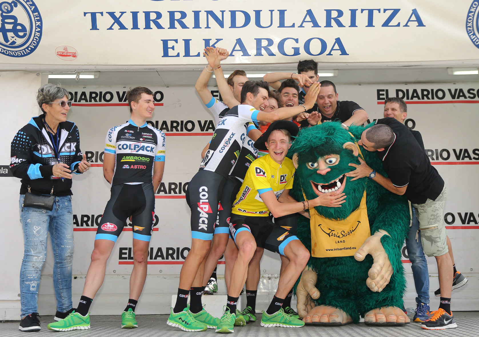 Festa finale del Team Colpack alla Vuelta al Bidasoa (foto Soncini)