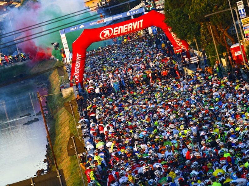 La partenza dei 12.000 partecipanti alla Nove Colli 2016