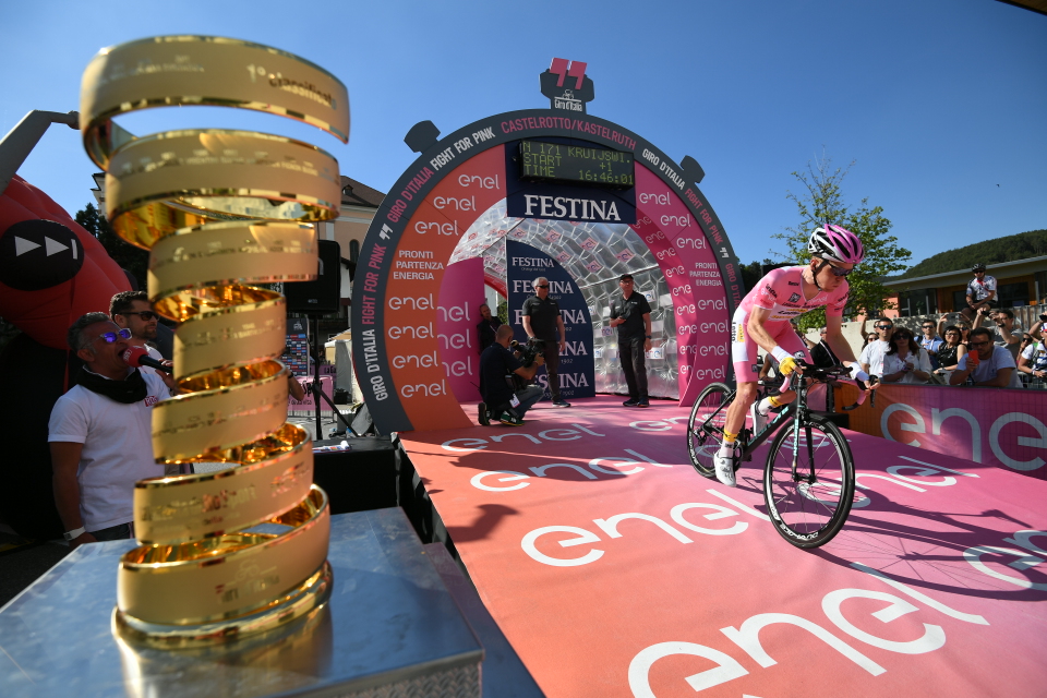 L'olandese Steven Kruijswijk (Team LottoNl-Jumbo) legittima la sua maglia rosa